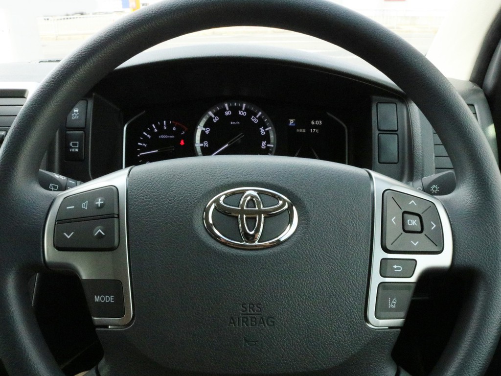 メーカーオプションのステアリングリモコンも完備！　ハンドルから手を放す事無く、音量やチャンネル変更が可能です。