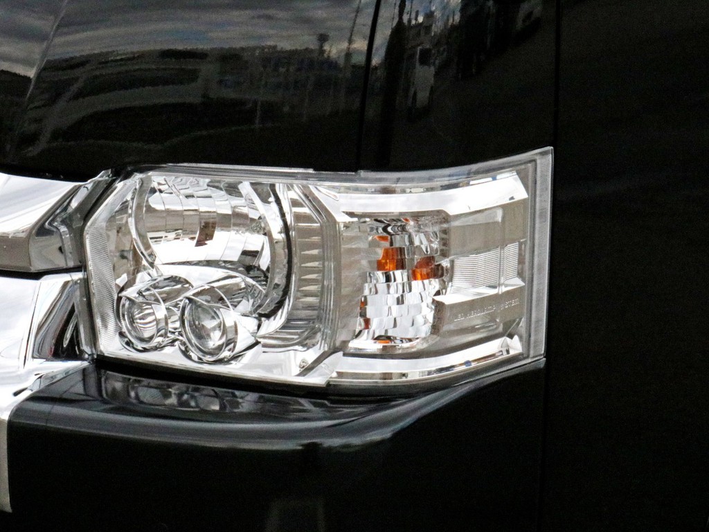 メーカーオプションのLEDヘッドライトを完備！　オートライト、オートハイビームも搭載しているので夜道を明るく照らしてくれます。