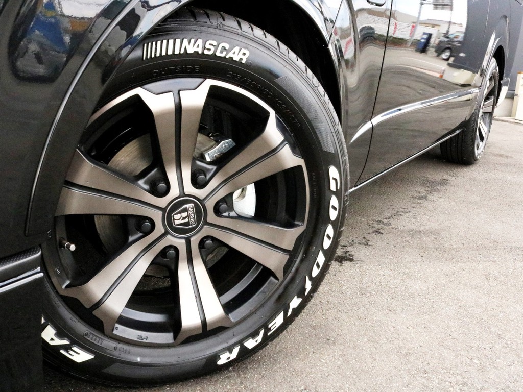 足元にはFLEX アーバングランデ17インチAWオリジナルカラーを装着済み！　タイヤはナスカーホワイトレタータイヤを合わせました。