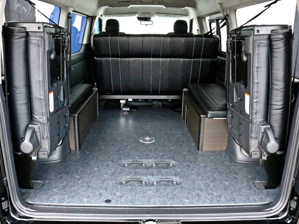 リヤハッチを開くと10人乗りワゴンなのに十分な広さの荷室スペースが確保されています。床張りフローリング施工済みなので荷物の安定性もばっちりです♪