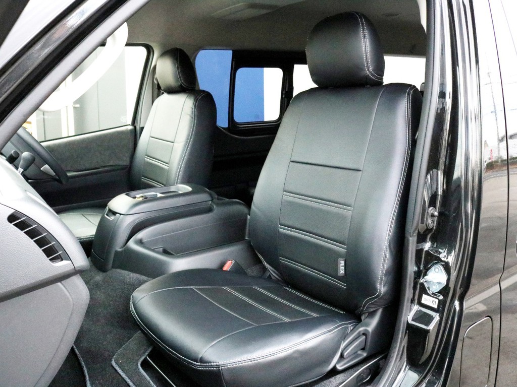 FLEXオリジナルレザー調シートカバーを装着済み！　車内に統一感を与えていると共に、純正シートの保護効果も期待出来ます。