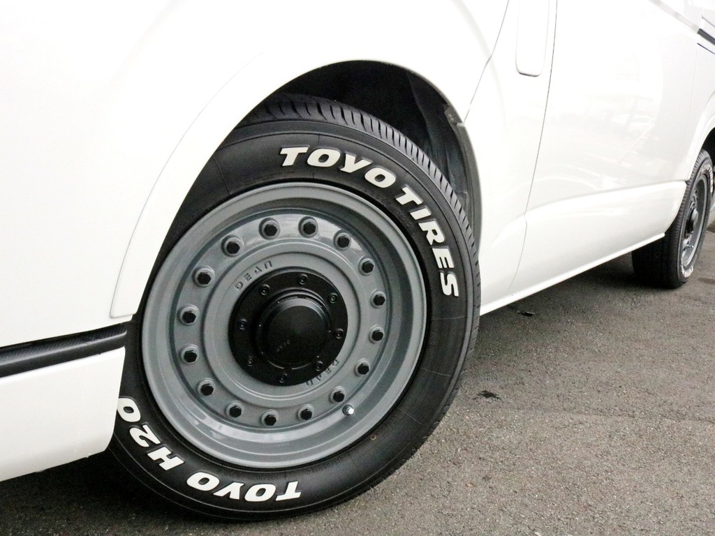 足元にはコロラド16インチAWを装着済み！　タイヤはTOYO　H20ホワイトレタータイヤを合わせています。