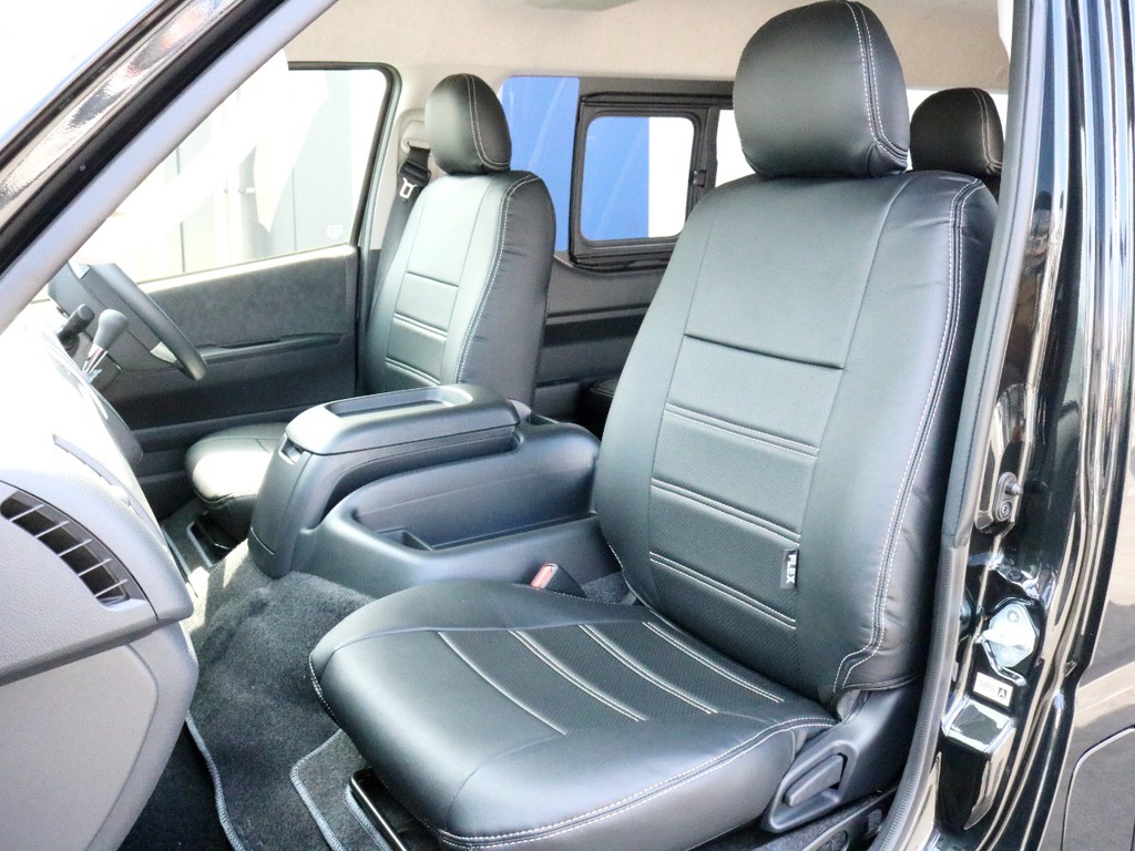 FLEXオリジナルレザー調シートカバーを完備！　車内の高級感を演出すると共に、純正シートの保護効果も期待出来ます。