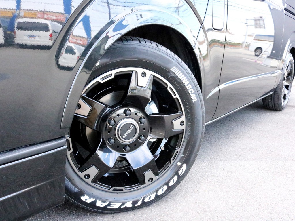 黒いボディに良く似合うFLEX　Delf03　17インチAWを装着済み！　タイヤはナスカーホワイトレタータイヤを合わせています。オーバーフェンダーも装着済みで視覚的なローダウン効果も期待出来ます。