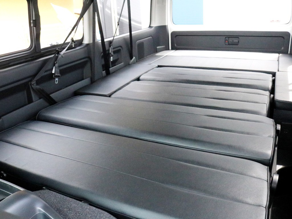 後部座席全体をフルフラット車中泊モードに変化させた状態です。広々とした空間でゆったりとおくつろぎ頂けます。