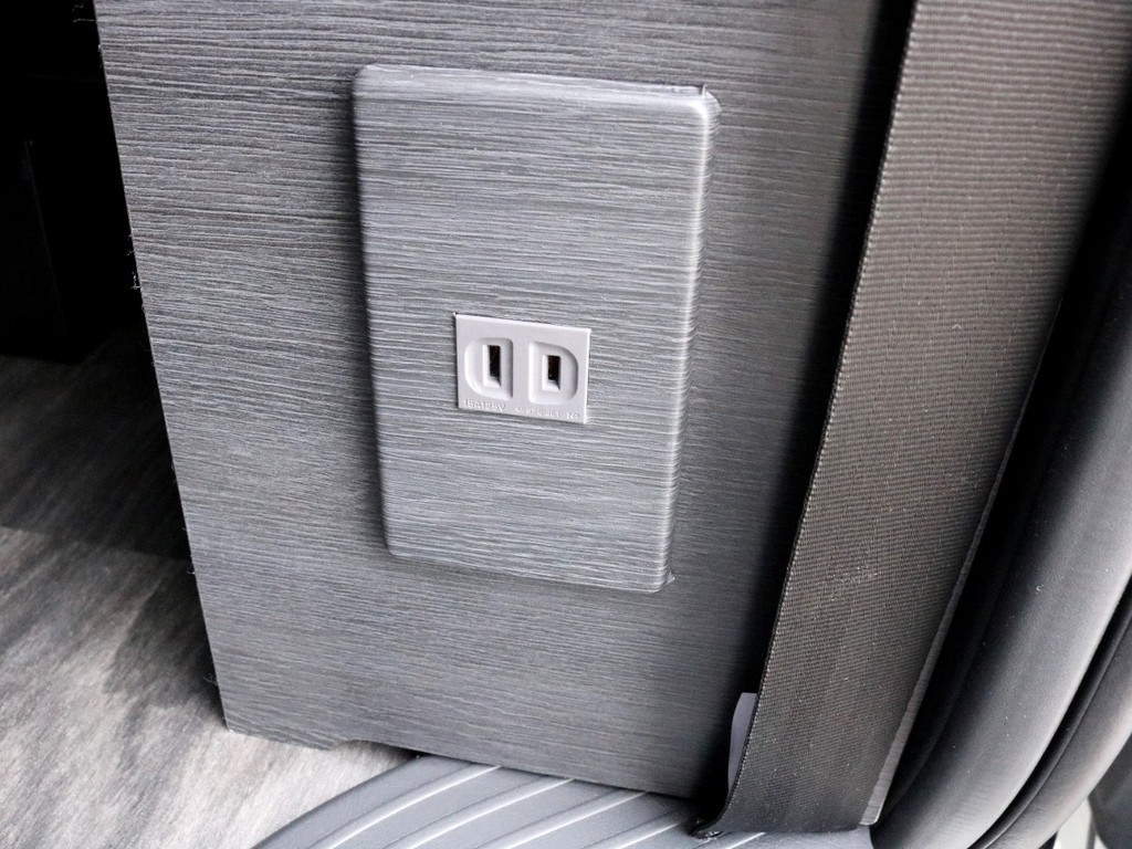 スライドドアを開けて右手にあると便利なACコンセントが設置されています。充電やモバイル機器の使用等にお使い頂けます。