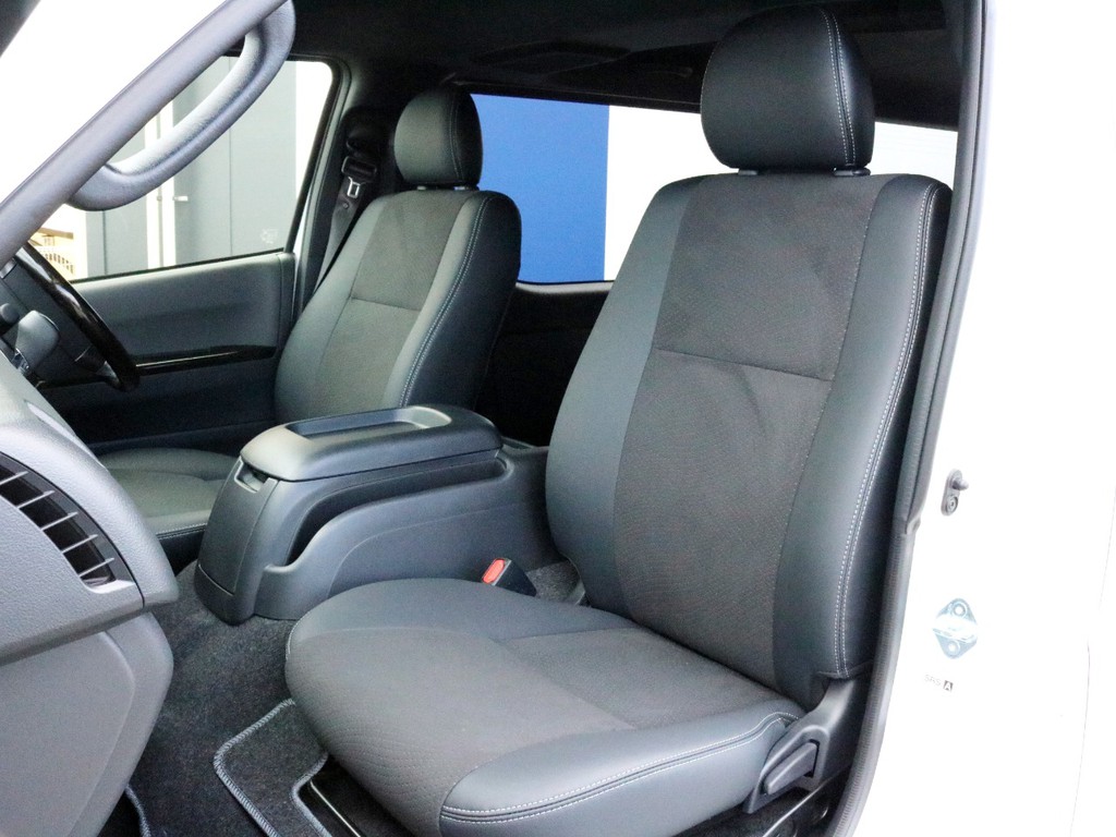 ダークプライムⅡ特別仕様車なので専用のハーフレザーシートが設置されています。そのままハーフレザーシートを楽しむのも、追加でシートカバーを設置するのも貴方次第！