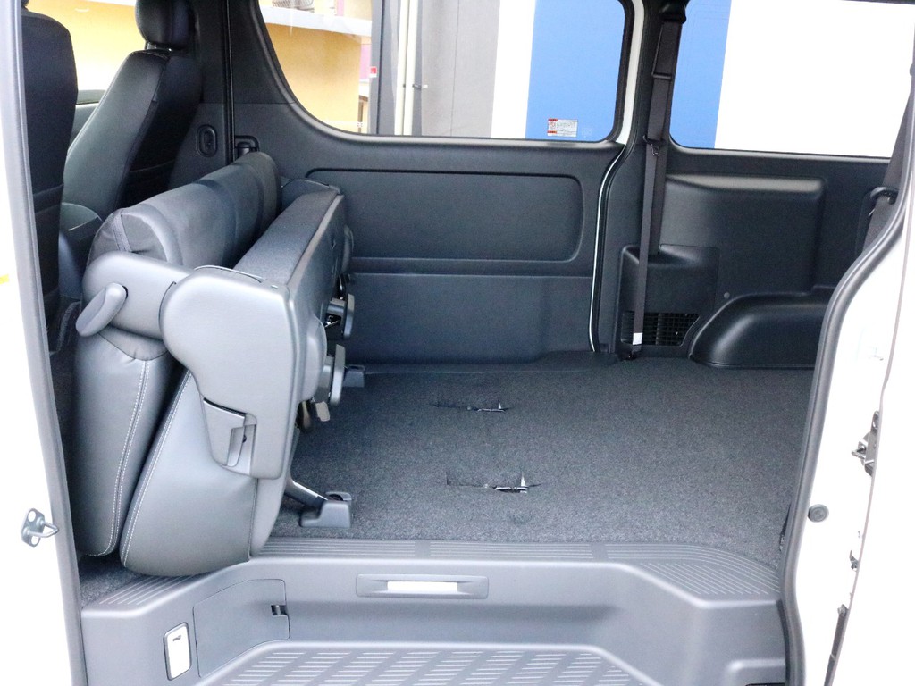2列目シートを前方へ跳ね上げ収納することによって、更なる荷室スペースを確保する事が可能です。
