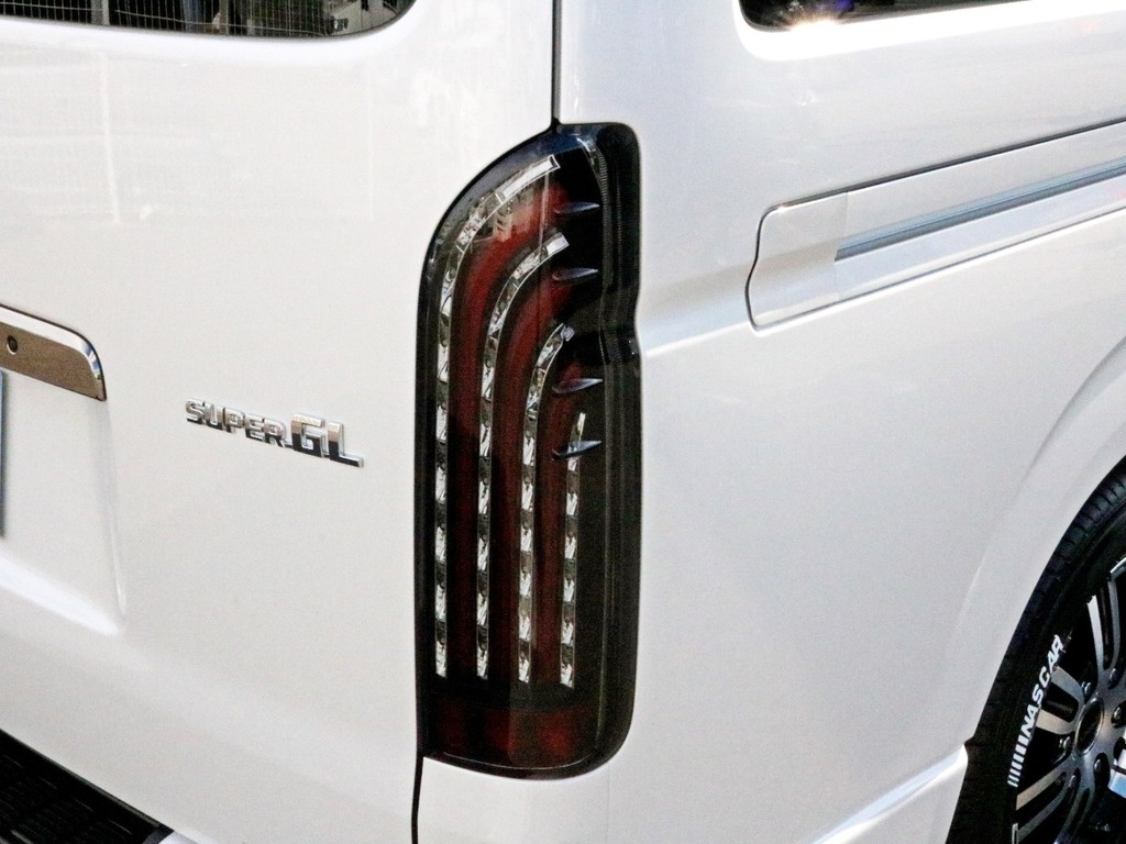 FLEX　煌レッドLEDテールランプを装着済み！　視認性、デザイン性共に優れた一品です。