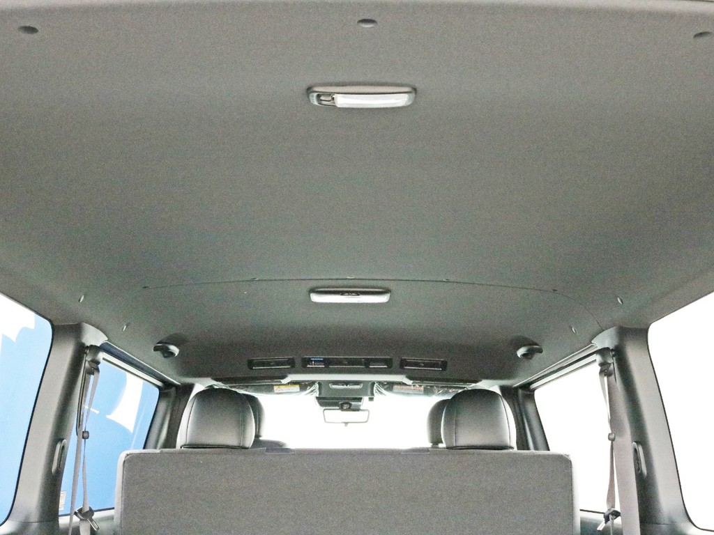 ダークプライムⅡ特別仕様車なのでダークルーフ＆ブラックピラーになっています。車内に高級感が漂っています。