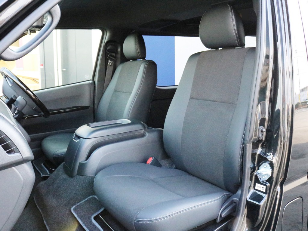 ダークプライムⅡ特別仕様車なので専用のハーフレザーシートが設置されています。そのままハーフレザーシートを楽しむのも、追加でシートカバーを設置するのも貴方次第！