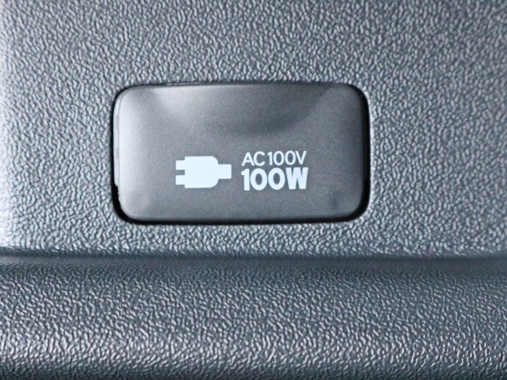 あると便利なアクセサリーコネクターAC１００V電源も設置されています。携帯電話等モバイル端末の充電にご活用頂けます。