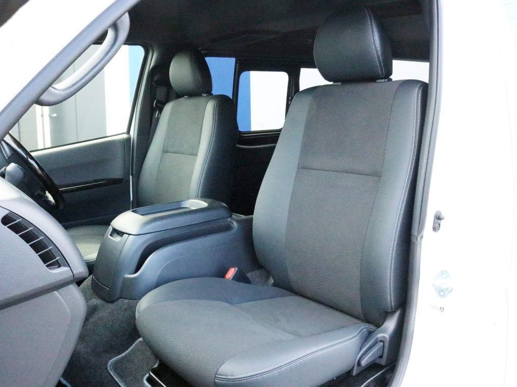 ダークプライムⅡ特別仕様車なので専用のハーフレザーシートが設置されています。このままハーフレザーシートを楽しむのも追加でシートカバーを設置するのも貴方次第！