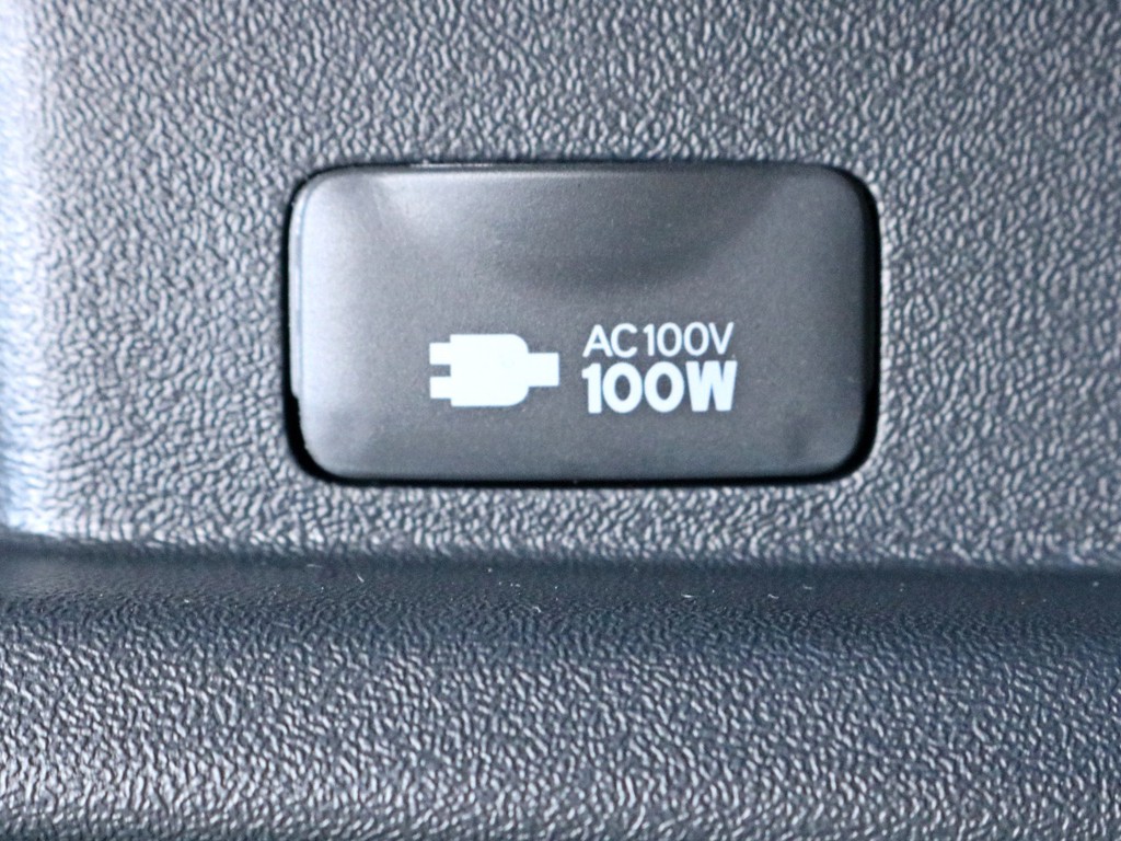あると便利なアクセサリーコネクターAC100V電源も完備！　携帯電話などモバイル端末の充電にご活用頂けます。
