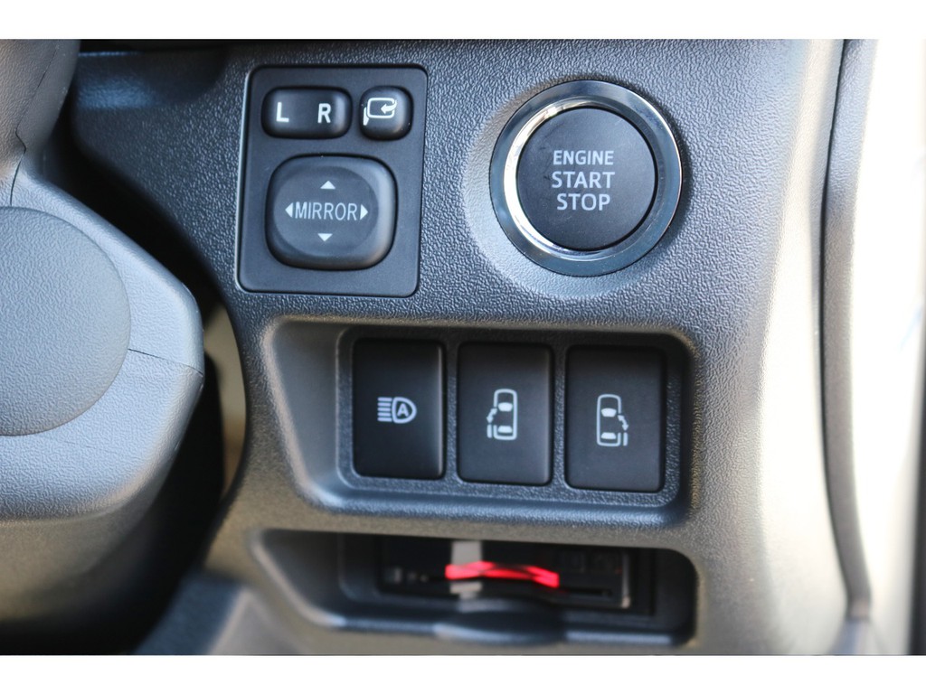 ダークプライムⅡ特別仕様車なのでプッシュスタート＆スマートエントリーを標準装備！　勿論、ハイウェイドライブの必需品ETCもビルトイン済みです！