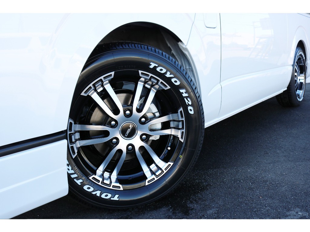 FLEXオリジナルDelf02 17インチAWを装着済み！　タイヤはTOYO　H20ホワイトレタータイヤを合わせました。