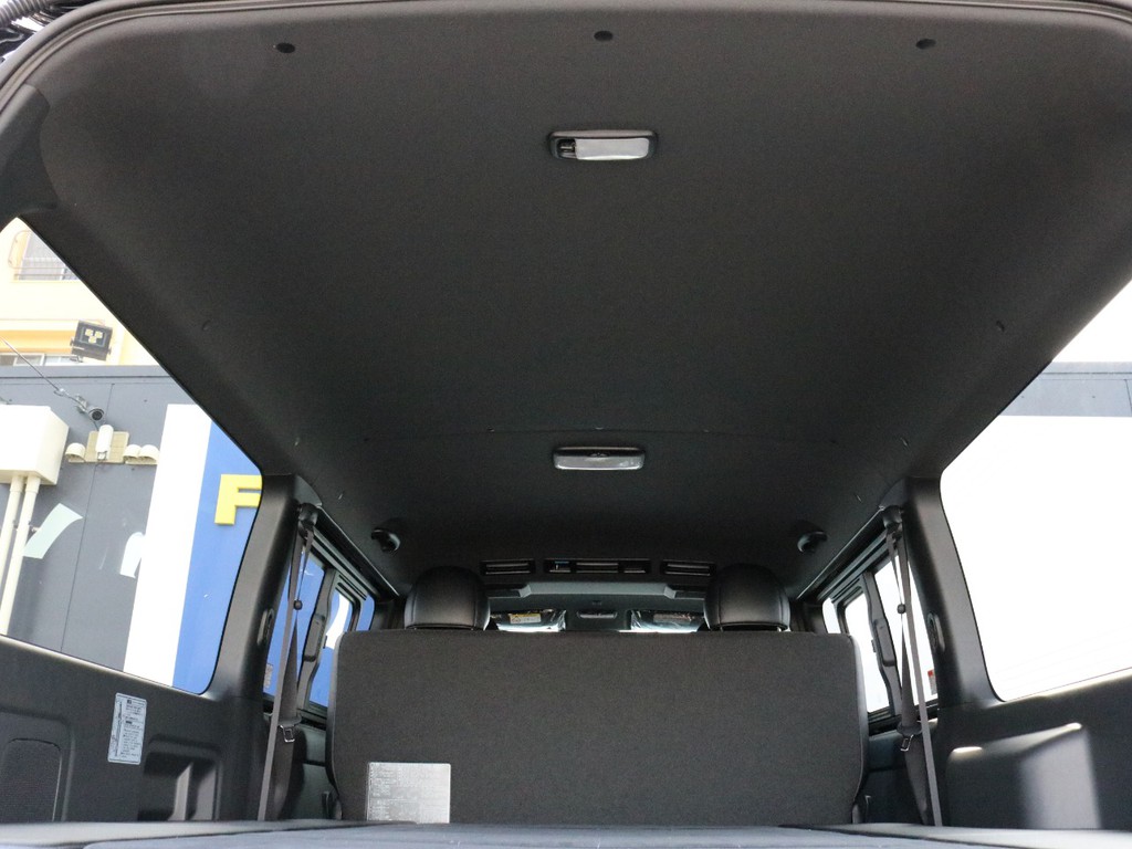 ベース車両はダークプライムⅡ特別仕様なので、ダークルーフ＆ブラックピラーになっています。車内に高級感が漂っています。