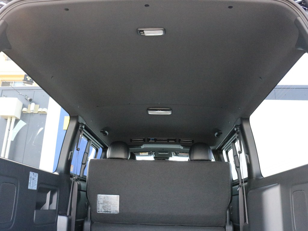 ダークプライムⅡ特別仕様車なのでダークルーフ＆ブラックピラーが標準装備されています。車内が黒に統一されて高級感があります。