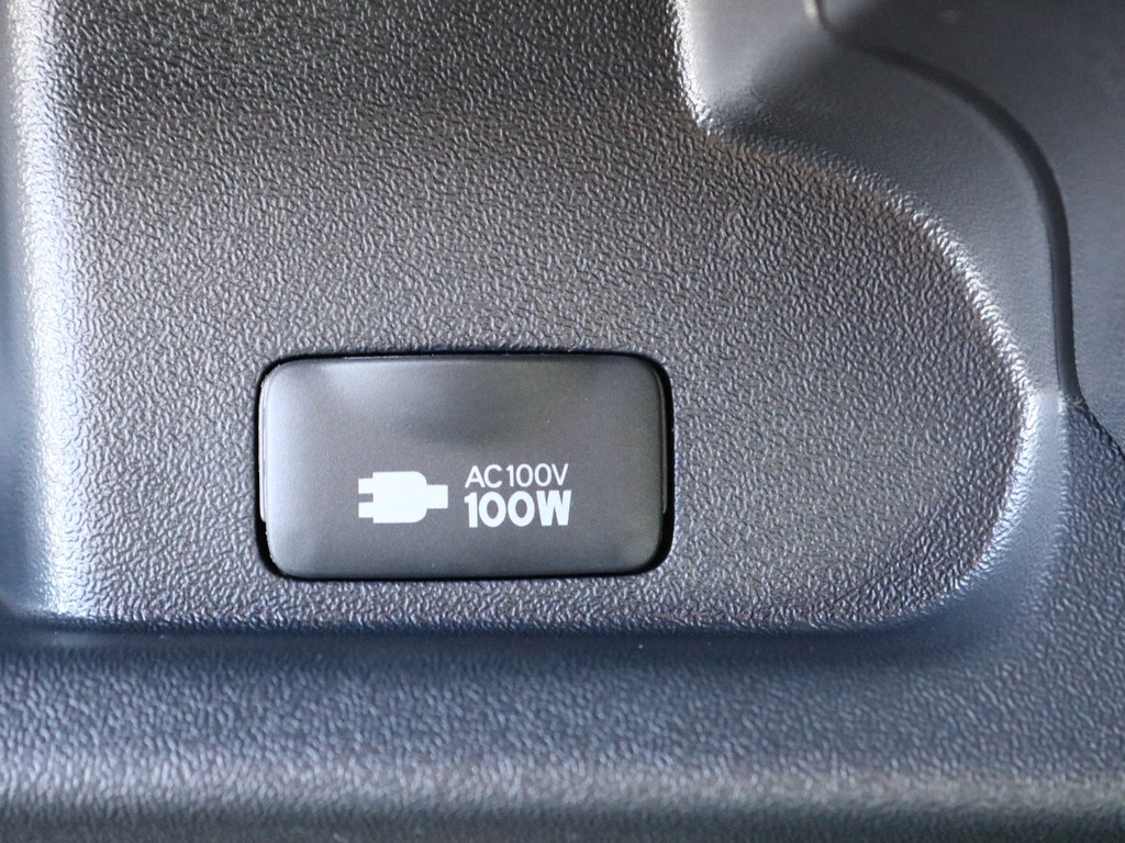 あると便利なアクセサリーコネクターAC100V電源も搭載しています。携帯電話などモバイル端末の充電に活用頂けます。