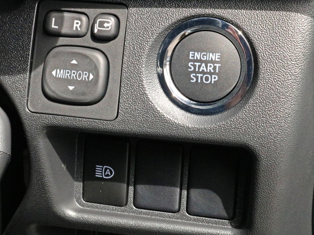 ダークプライムⅡ特別仕様車なのでプッシュスタート＆スマートエントリーを標準装備！オートハイビームのスイッチもこちらの操作部に設置されています。