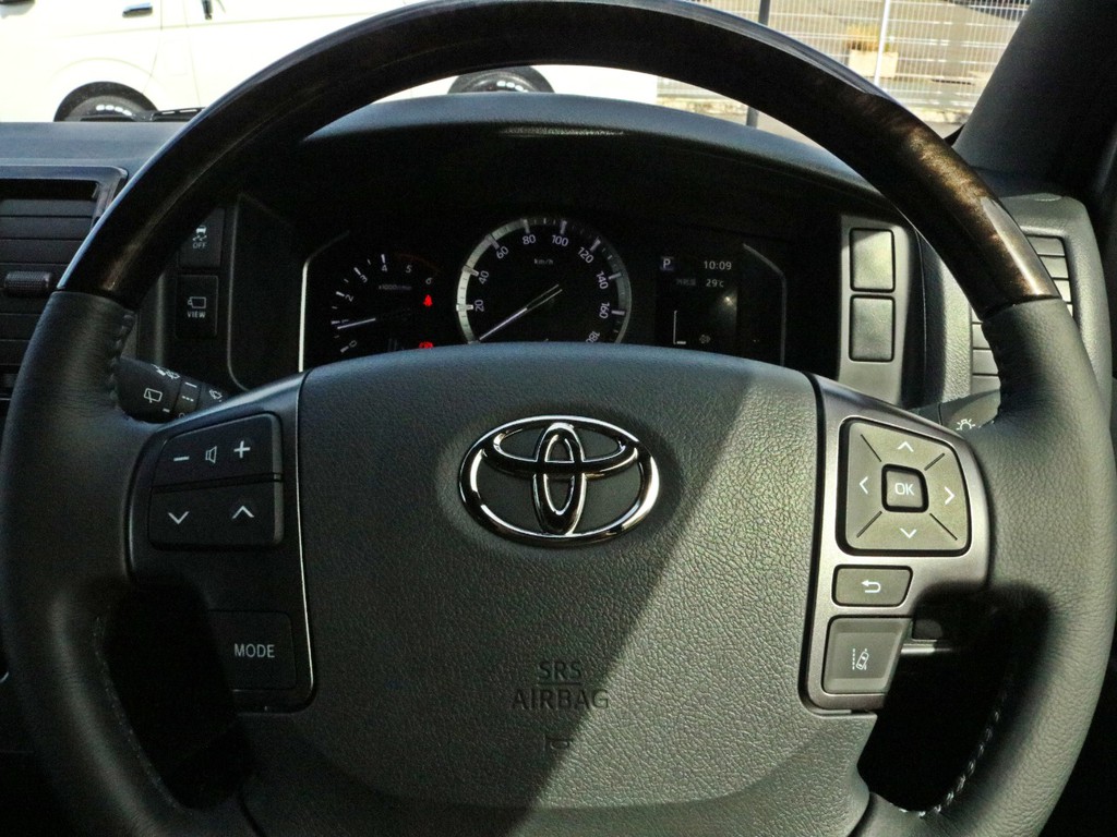 ダークプライムⅡ特別仕様車なのでステアリングリモコンも標準装備されています。ハンドルから手を放す事無くオーディオ音量の調整や、TVのチャンネル変更が可能です。