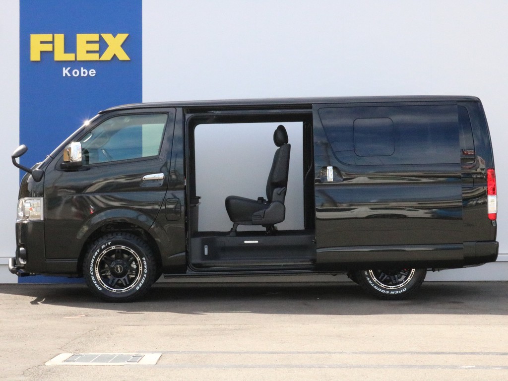 両側スライドドアなので人の乗り降りや荷物の積み下ろしが左右どちらからでも行えます。風通しも良いので停車時の急速換気にもご活用頂けます。