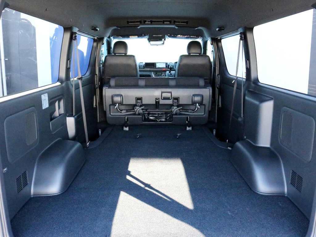 リヤハッチを開くと、ハイエースバンならでは広大な荷室スペースが確保されています。写真の通り、2列目シートを前方へ跳ね上げ収納することによって、より広い荷室スペースを確保する事が可能です。