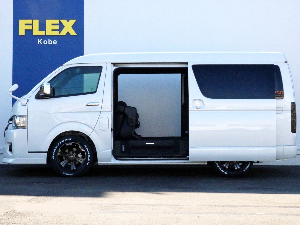 両側パワースライドドアなので人の乗り降りや荷物の積み下ろしがとても楽です。パワースライドドアの開閉は運転席操作部からも可能です。