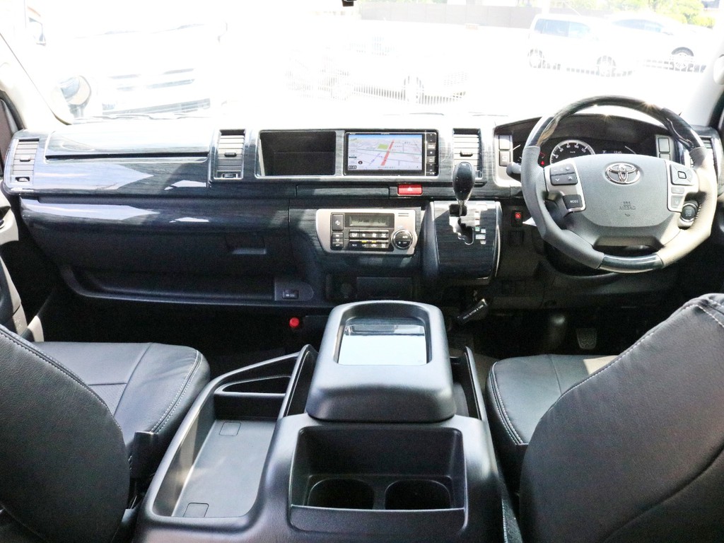 見た目にも高級感がありお手入れも簡単な全面フローリング施工や着脱可能なテーブルも標準装備。目的や用途に応じて多目的に使えるオリジナルシートアレンジVer１！