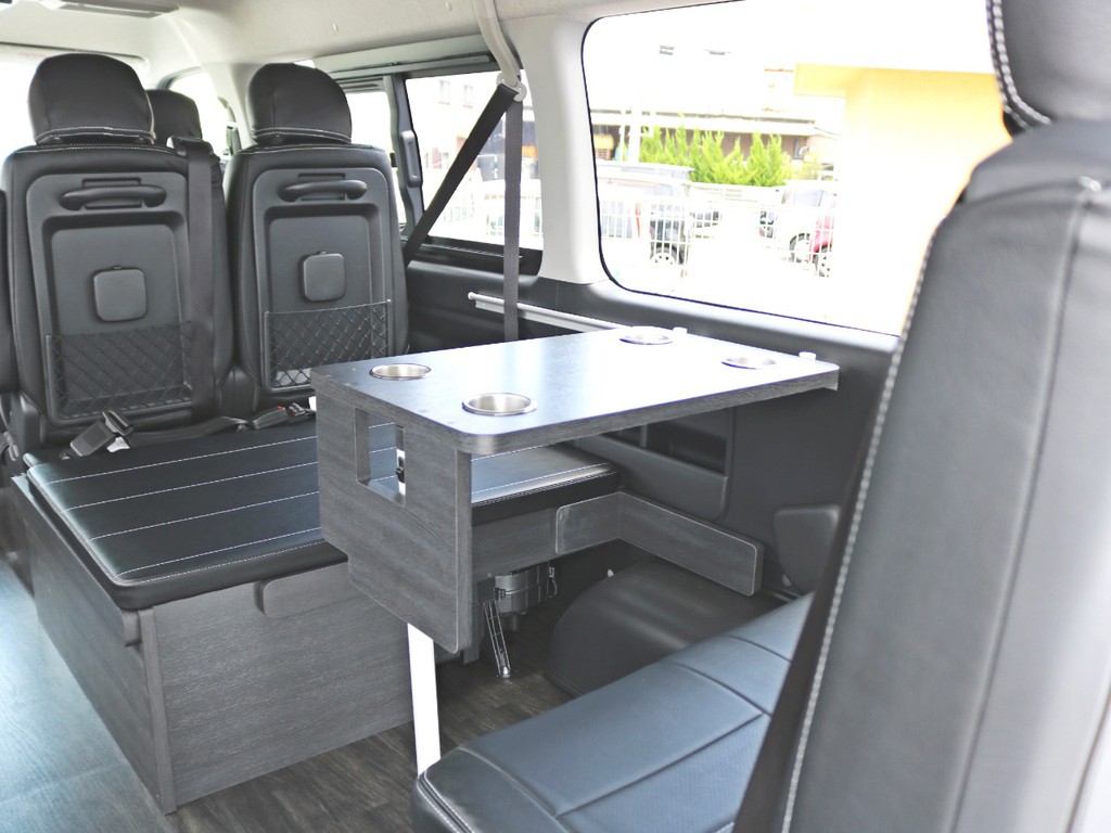 後ろ向き搭乗可能な3列目シートと前向き4列目シートの間にテーブルを設置する事が可能です。テーブルにはドリンクホルダーが設置されています。