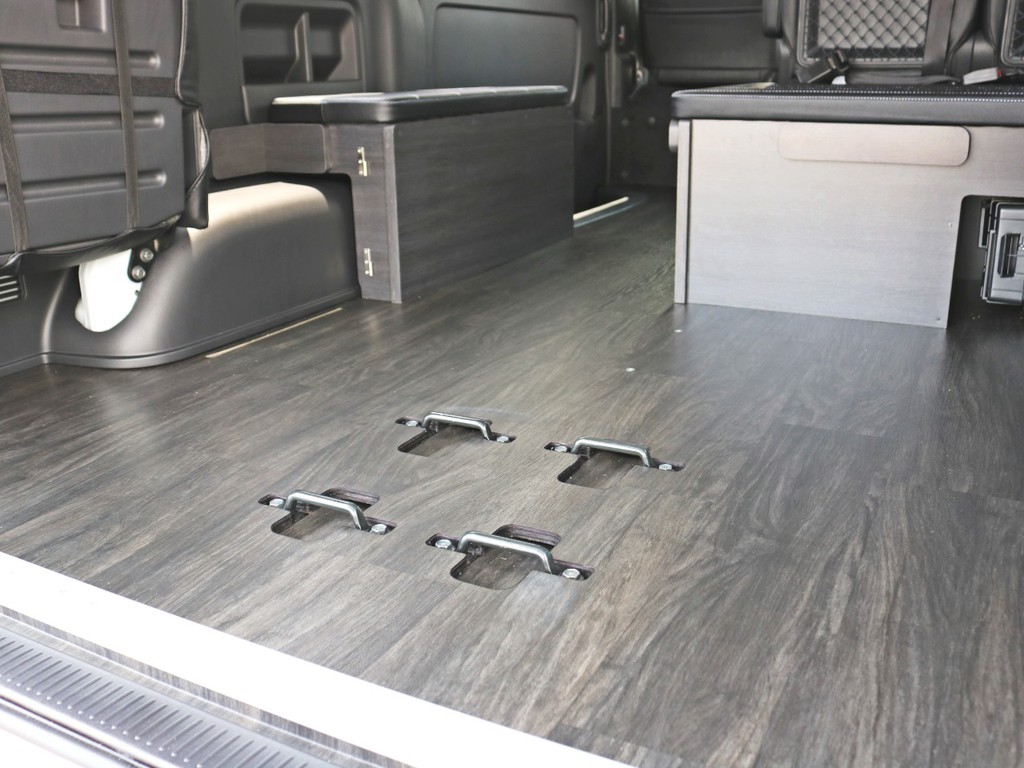 全面床張りフローリング施工済みです！　車内がフラットになり安定する他、水拭きが可能になるのでお手入れがとても楽になります。