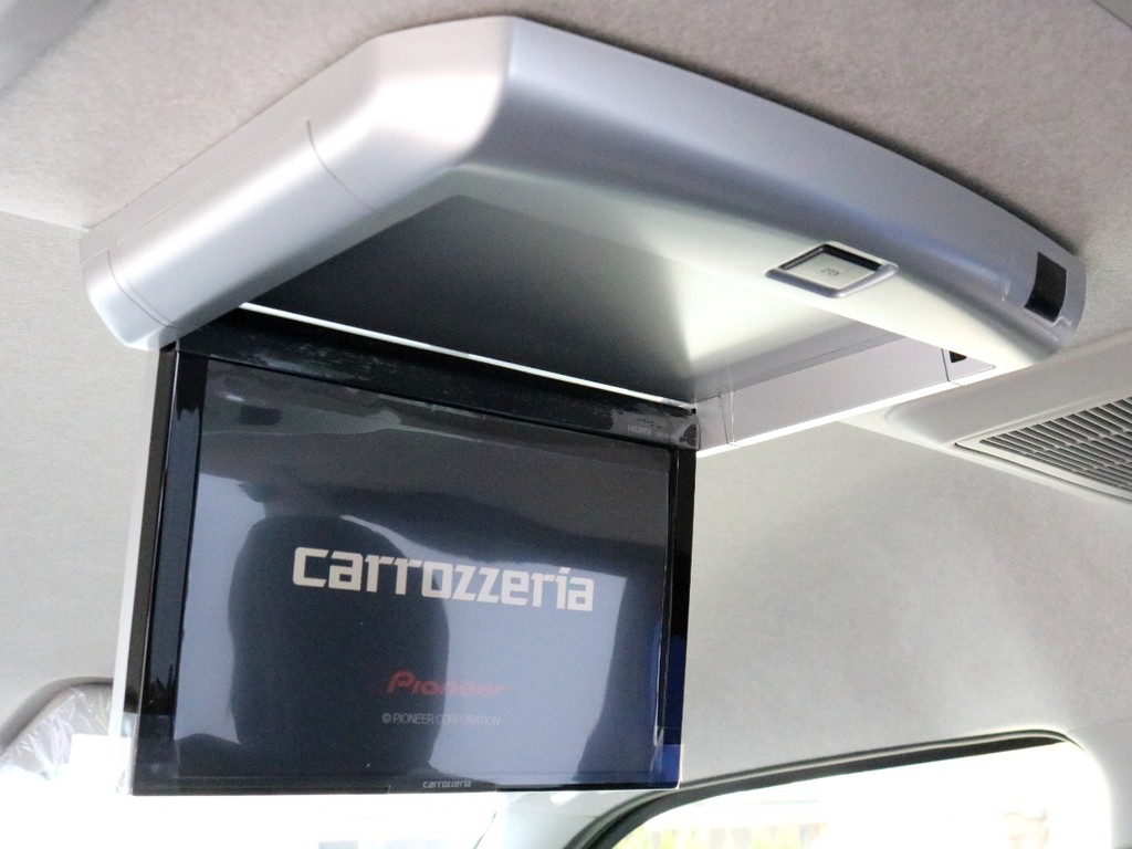 カロッツェリアフリップダウン後席モニターを完備！　ナビからのTVやDVD等の動画を映すことが可能です。後席のゲストを退屈させません！