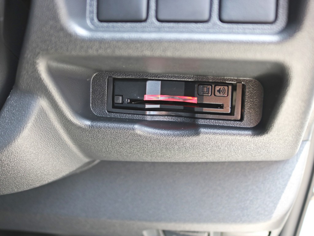 ハイウェイドライブの必需品ETCもビルトイン済みです。ハイエースで遠くへ行きましょう！