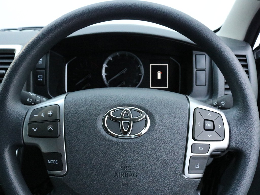 ステアリングリモコンも完備！　ハンドルから手を放す事無く、オーディオの音量やチャンネル変更が可能です。