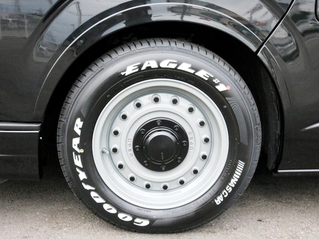 コロラド16インチグレーAWを装着済み！　タイヤはナスカーホワイトレタータイヤを合わせています。オーバーフェンダー装着車両なので視覚的なローダウン効果も期待出来ます。