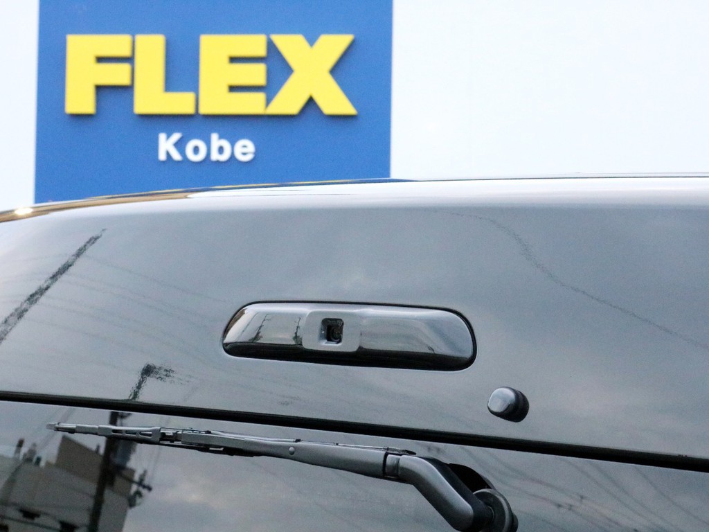 6型から追加された新車時メーカーオプション3種を完備！　写真はリヤゲート上部に設置されたデジタルインナーミラー用のカメラです。