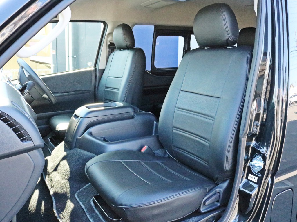 FLEXオリジナルレザー調シートカバーを装着済み！　車内の高級感を演出すると共に、純正シートの保護効果も期待出来ます。