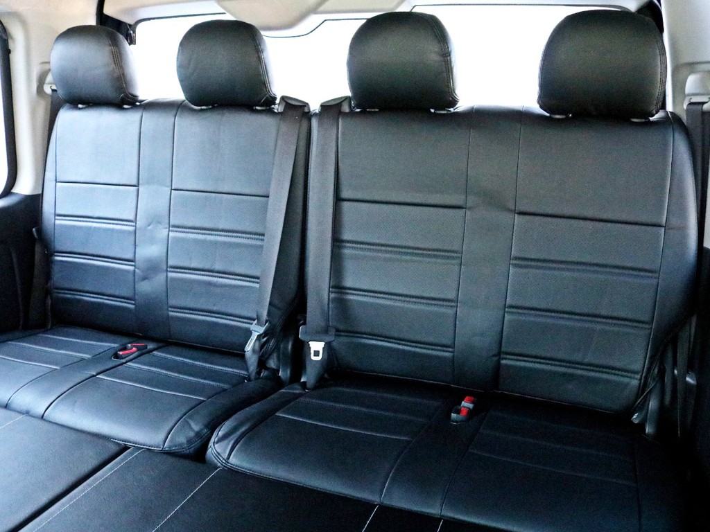 ４列目シートとその前にベッドパネルが設置された状態です。車中泊の時には4列目シートの座面とベッドパネルを使って横になります。