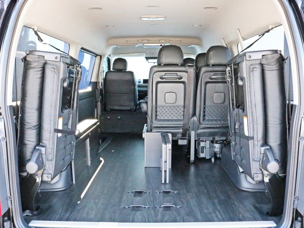 リヤゲートを開き4列目シートを跳ね上げ収納すると、十分な広さの荷室スペースが確保されています。