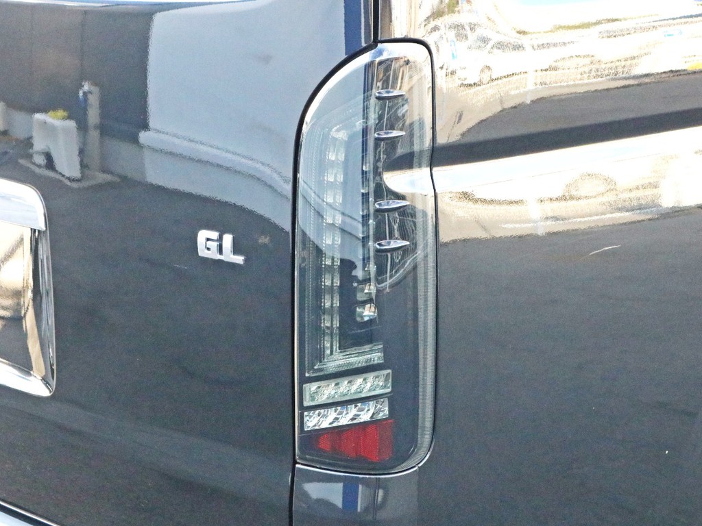 テールにはFLEX　プレステージブラックLEDテールランプを装着済み！　一味違ったテールランプでリヤの印象がガラリとかわっています。