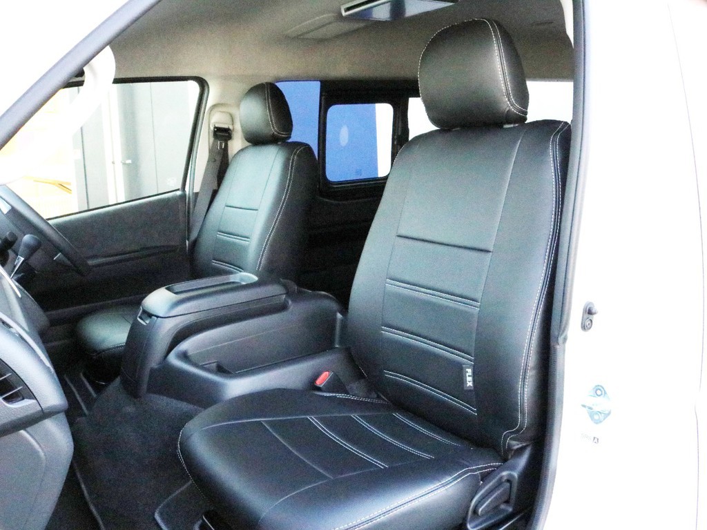 レザー調シートカバーを装着済み！　車内の高級感を演出する他、純正シートの保護効果も期待出来ます。