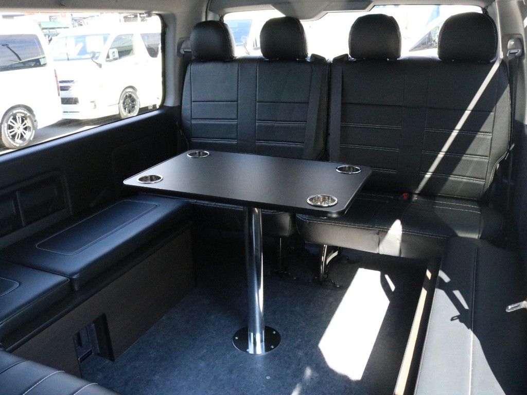 シートアレンジをテーブルモードにした状態です。車内でランチを楽しむことも可能です。