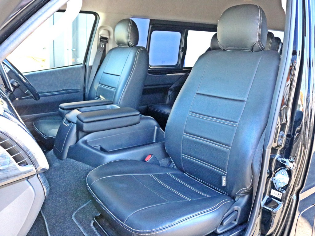 FLEXオリジナルレザー調シートカバーを装着済み！　車内の高級感を演出すると共に、純正シートの保護効果も期待出来ます。