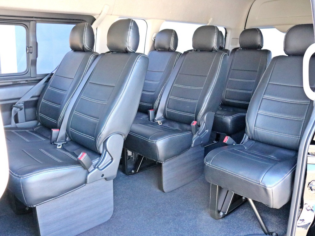 シートカバーは勿論、全席に設置されています。　車内全体に統一感があります。