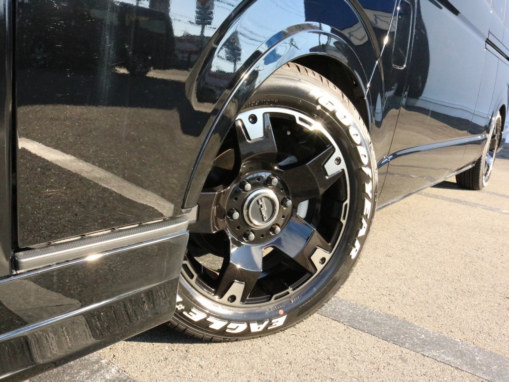 FLEXオリジナル　Delf03　17インチAWを装着済み！　タイヤはナスカーホワイトレタータイヤを合わせています。
