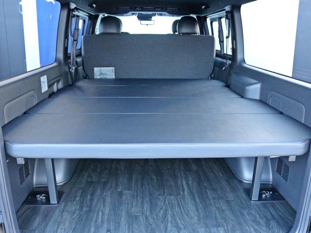 荷室スペースにはFLEXベッドキットType2フラットを完備！　床張りフローリング施工もされており、タフな車にふさわしいタフな内装になっています。