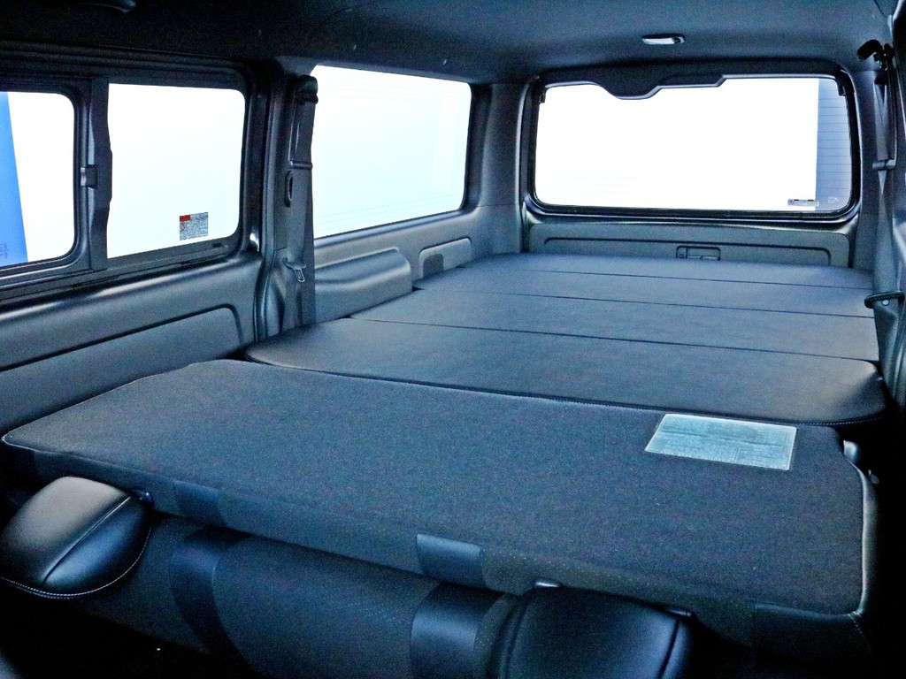 2列目シートを前方へ倒すことによってほぼフルフラット状態にすることが可能です。車中泊の際にとても便利です。