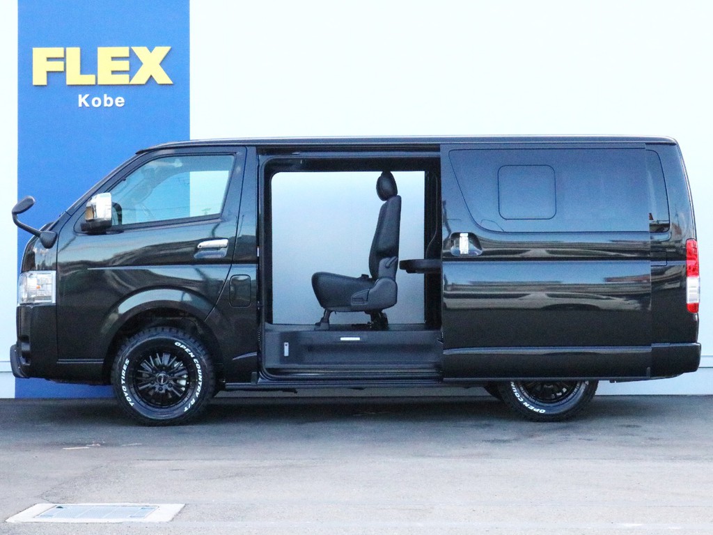 両側スライドドアなので左右どちらからでも人の乗り降りや荷物の積み下ろしが可能です。風通しも良いので停車時の急速換気にもご活用頂けます。
