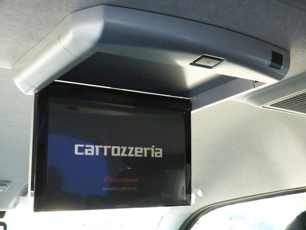 カロッツェリアフリップダウン後席モニターを完備！　DVDやTVの映像等を後席のゲストに提供することが可能です。