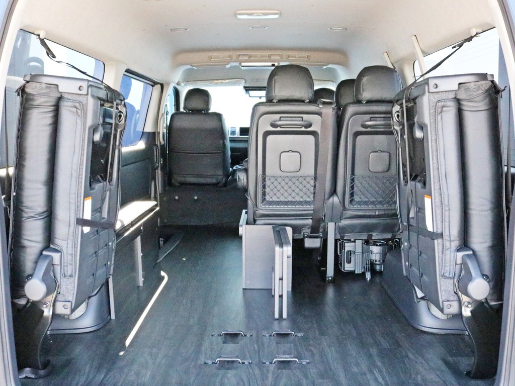 リヤハッチを開き、4列目シートを跳ね上げると10人乗りワゴンなのに十分な荷室スペースが確保されています。